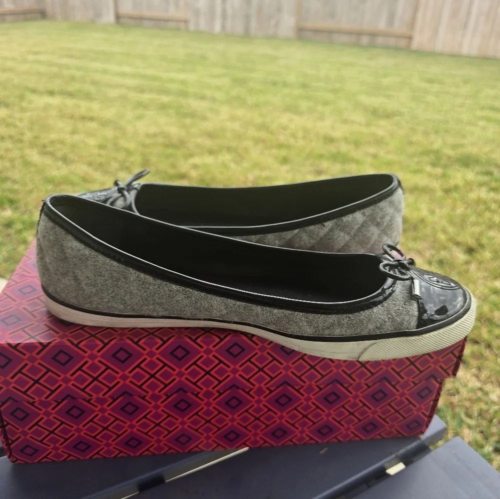 Tory Burch Ballet Flats Size 8.5M Skylar Gray Felt Black Patent Leather Luxury